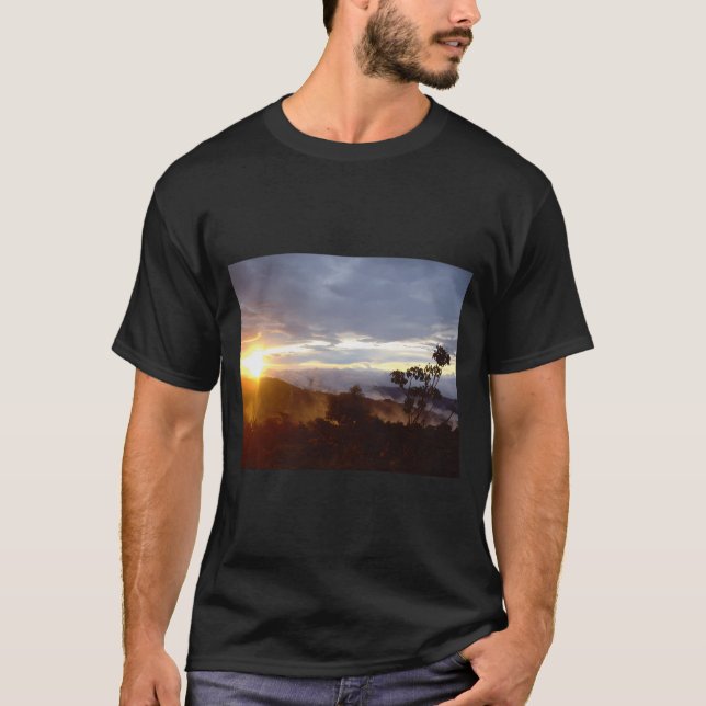 T-shirt Coucher De Soleil Sur La Jungle Et Les Montagnes A (Devant)
