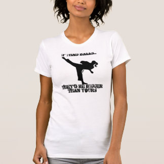 T-shirt Coup-de-pied de fille de TKD avec l'attitude