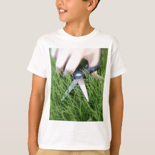 T-shirt Couper l'herbe avec une paire de ciseaux