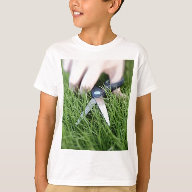 T-shirt Couper l'herbe avec une paire de ciseaux (Devant)