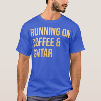 T-shirt Courir Sur Café Et Guitare Dans Un Capot De Pullov