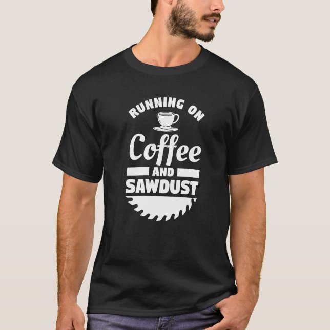 T-shirt Courir Sur Du Café Et Du Bois De Sciure