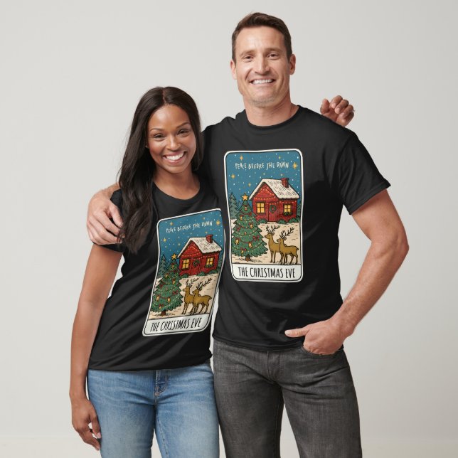 T-shirt Cozy Christmas Eve Scene Cabin, Reindeer & Tree (Unisexe)