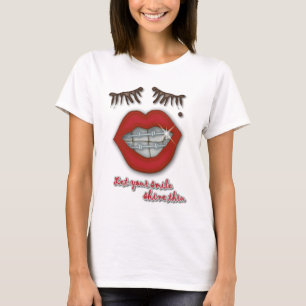 T-shirt Croisillons brillants, lèvres rouges, taupe, et