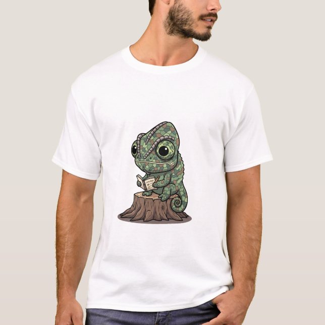 T-shirt Curious Green Chameleon Reading Explorer's Journal (Devant)