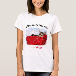 T-shirt Cute chaton dormant dans le panier rouge personnal