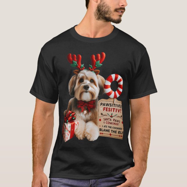 T-shirt ​Cute Small Dog in Reindeer Antlers & Bow Tie  (Devant)