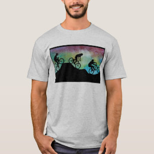 T-shirt Cyclistes de montagne contre le coucher du soleil