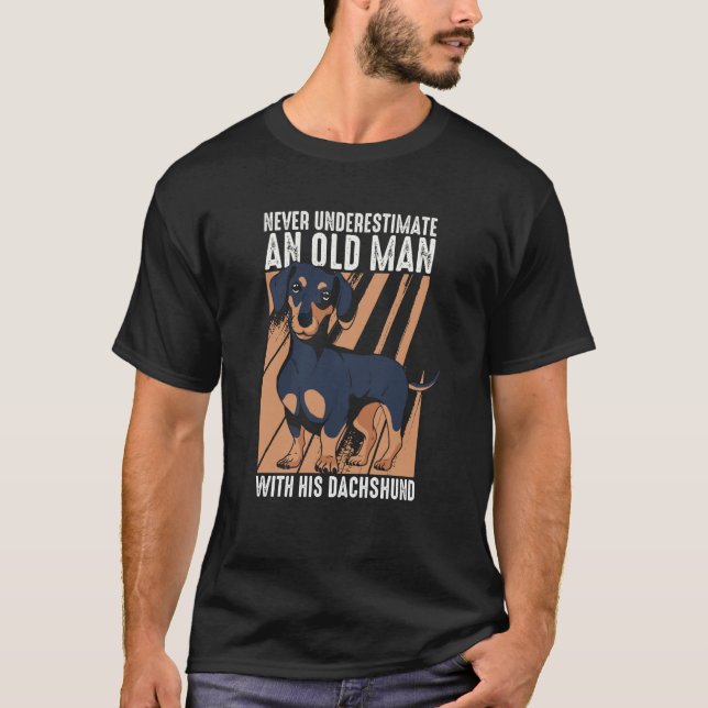T-shirt Dachshund Never underestimate an old man with his  (Devant)