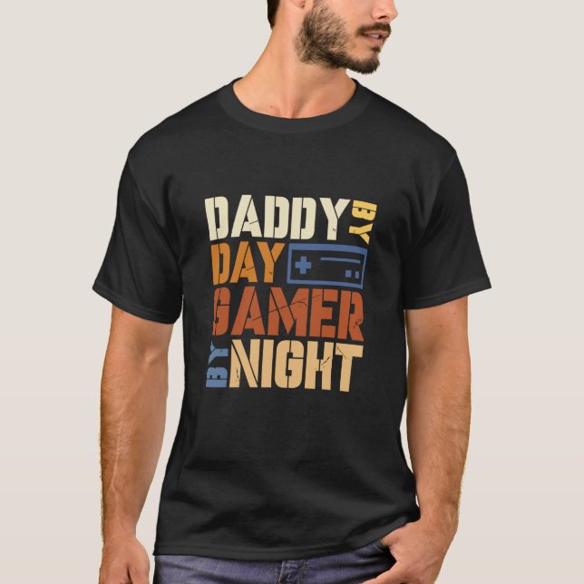 T-shirt Daddy by Day Gamer By Night Loves Playing Video Ga (Devant)