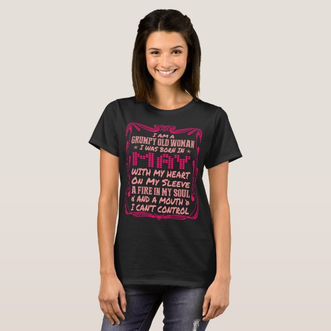 T-shirt Dame âgée grincheuse soutenue en mai avec le coeur (Devant entier)