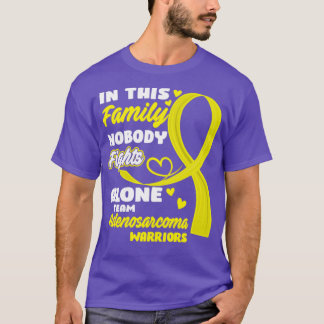 T-shirt Dans cette famille personne ne combat seul équipe 