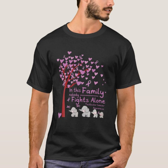 T-shirt Dans Cette Famille Personne ne combat seul Testicu (Devant)