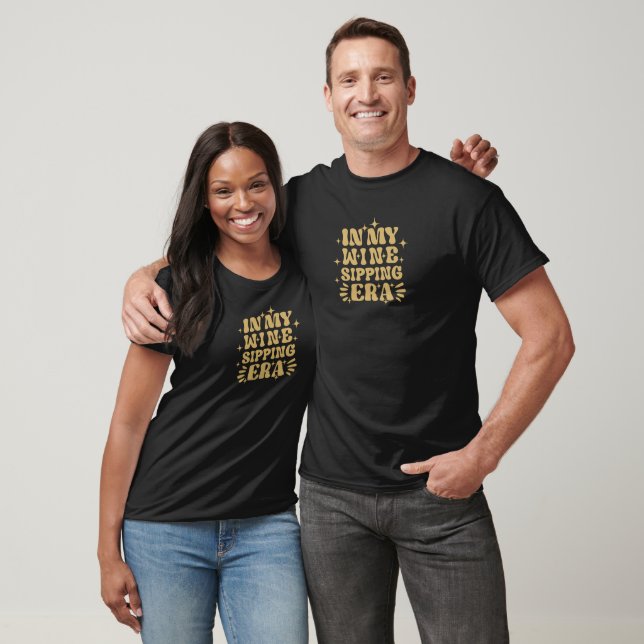 T-shirt Dans Mon Vin Sipping Era Gold Retro Typographie (Unisexe)