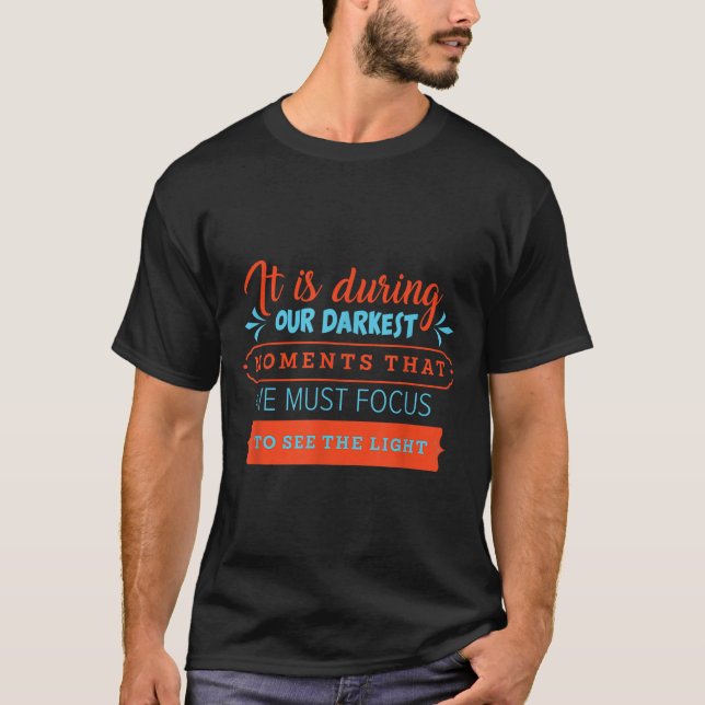 T-shirt Dans Nos Moments Les Plus Sombres, Nous Devons Con (Devant)