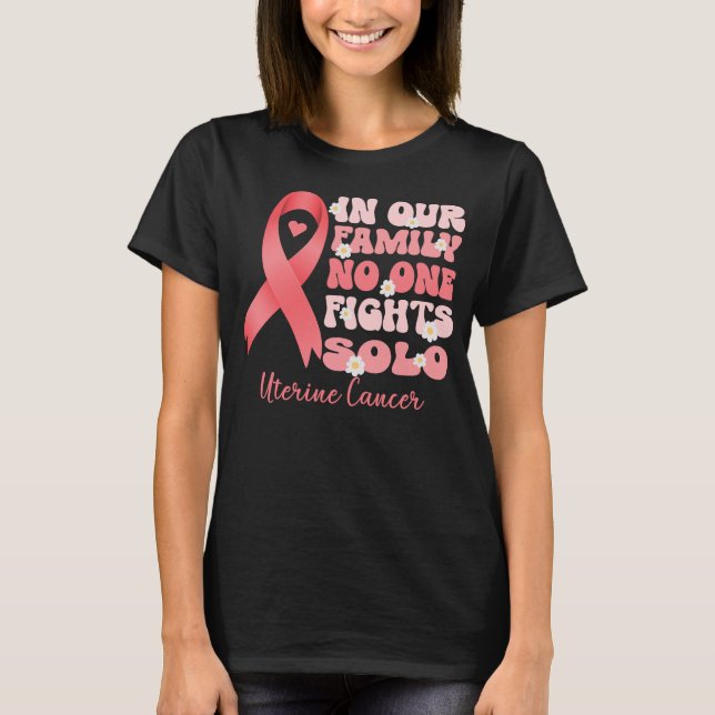 T-shirt dans notre famille personne ne combat le cancer de (Devant)