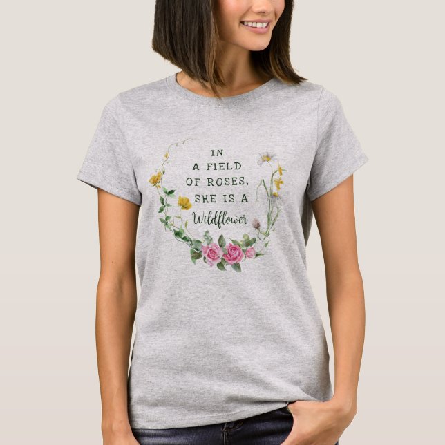 T-shirt Dans un champ de Rose, elle est une botanique Fleu (Devant)