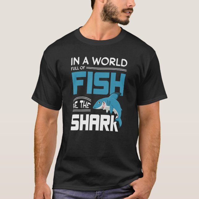 T-shirt Dans Un Monde Plein De Poisson Sois La Motivation  (Devant)