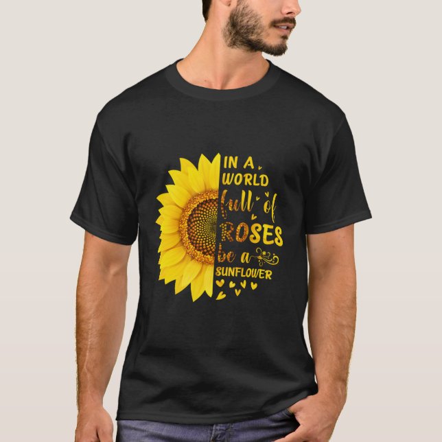 T-shirt Dans Un Monde Plein De Roses Être Un (Devant)