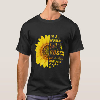 T-shirt Dans Un Monde Plein De Roses Être Un