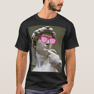 T-shirt David porte des lunettes de couleur rose