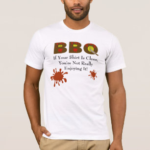 T-shirt de BBQ avec des taches de sauce à BBQ