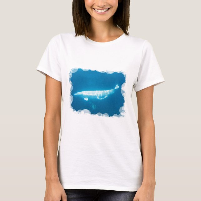T-shirt de dames de baleines de beluga de natation (Devant)