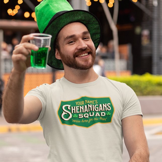 T-shirt de l'équipe personnalisée de Shenanigan (Get into some irish mischief this St Pats with this Shenanigans Squad personalized tshirt!)
