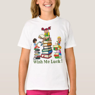 T-shirt De mignonnes filles assis sur une pile de livres e