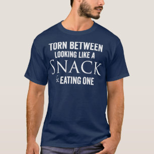 T-shirt Déchiré Entre L'Apparence D'Un Snack Et Manger Un