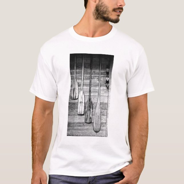 T-shirt Des avirons sont accrochés sur un hangar en bois à (Devant)