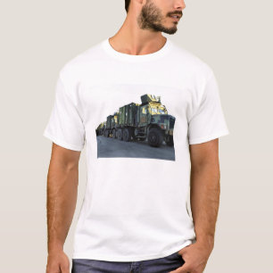 T-shirt Des camions blindés sont assis sur la jetée à More