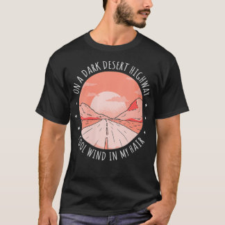 T-shirt Des Femmes Sur Un Cool De Route Sombre Du Désert D