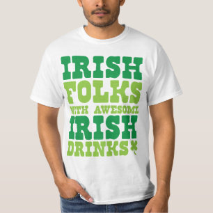 T-SHIRT DES PERSONNES IRLANDAISES AVEC DES BOISSONS IRLAND