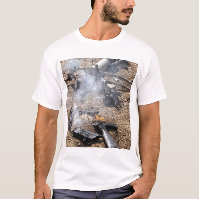 T-shirt Des pièces d'armes ennemies sont mises à la dispos (Devant)