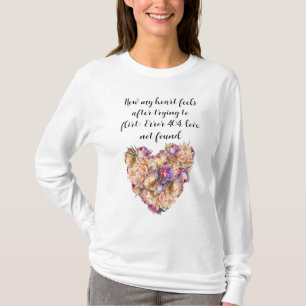 T-shirt Des pivoines dorées et violettes. Coeur en fleurs