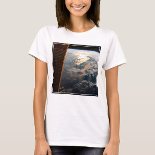 T-shirt Des Poutres Sunglint Au Large De La Mer Des Célèbe