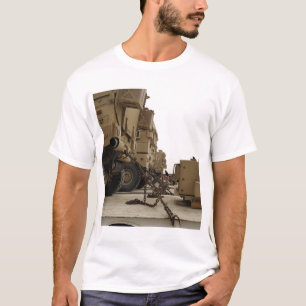 T-shirt Des véhicules militaires sont fermés à clef ver