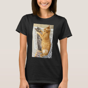 T-shirt Deux chats mignons câlinant un doux chaton Propri
