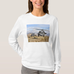 T-shirt Deux hélicoptères de HH-60 Pavehawk préparant a