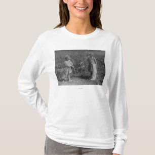 T-shirt Deux jeunes filles sélectionnant la photographie