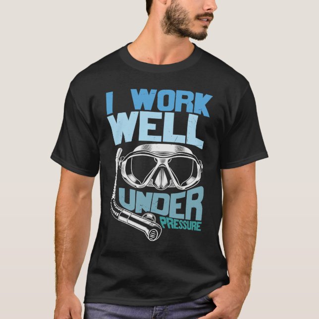 T-shirt Distressed Scuba Diving  I Work Well Under a Press (Devant)