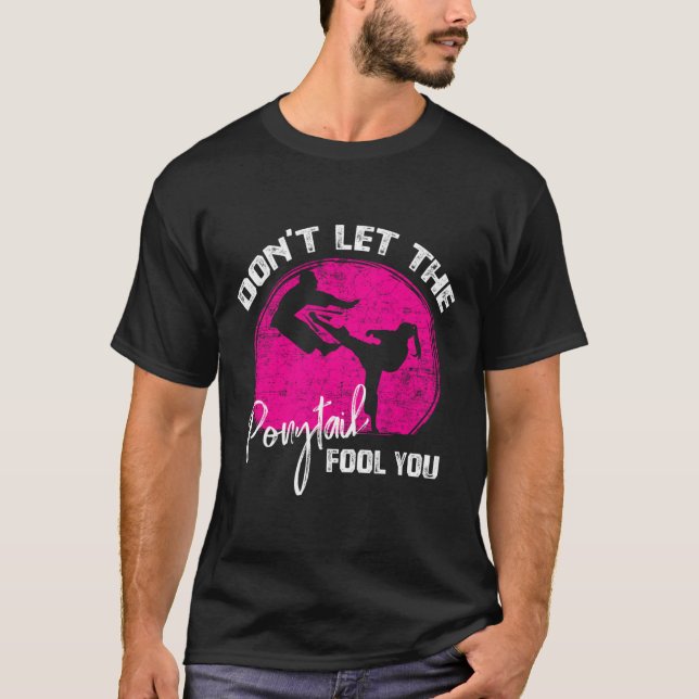 T-shirt Dont Let The Ponytail Fool You Funny Karate Gift  (Devant)
