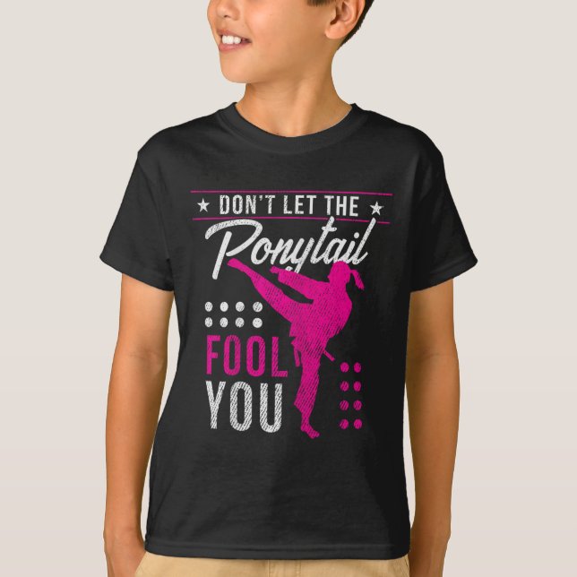 T-shirt Dont Let The Ponytail Fool You Funny Karate Girl  (Devant)