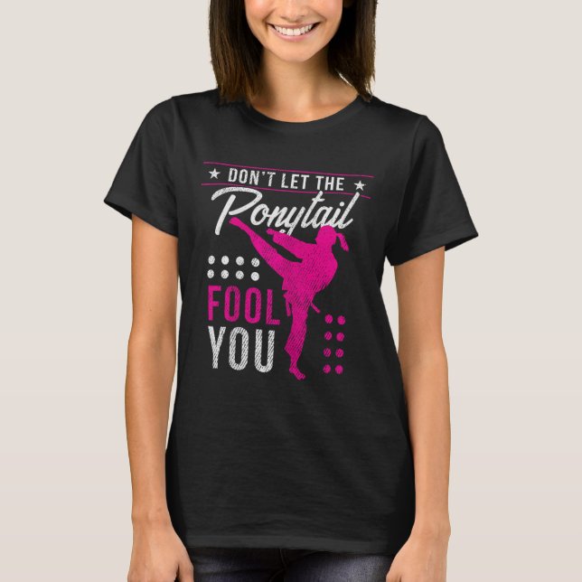 T-shirt Dont Let The Ponytail Fool You Funny Karate Girl  (Devant)