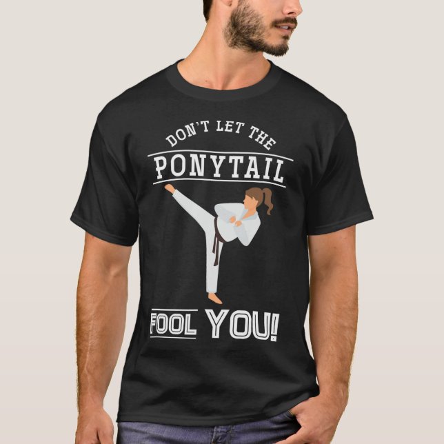 T-shirt Dont Let The Ponytail Fool You Funny Karateist Gir (Devant)