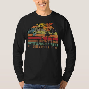 T-shirt Dragonfly vintage dans le coucher de soleil Retro