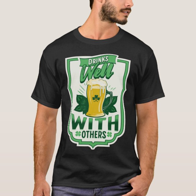 T-shirt Drinks Well With Others Beer Saint Patrick s Day D (Devant)