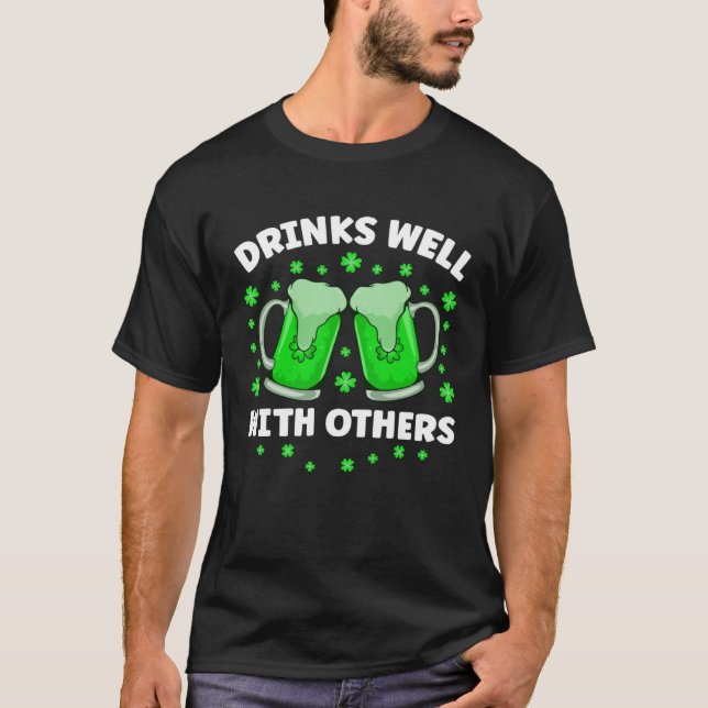 T-shirt Drinks Well With Others Drinking Beer St Patricks  (Devant)