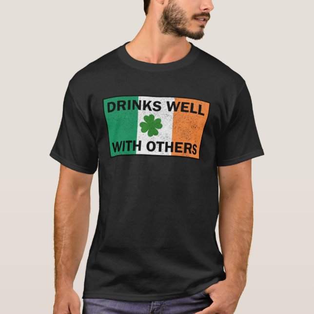 T-shirt Drinks Well With Others Irish Flag St Patricks Day (Devant)